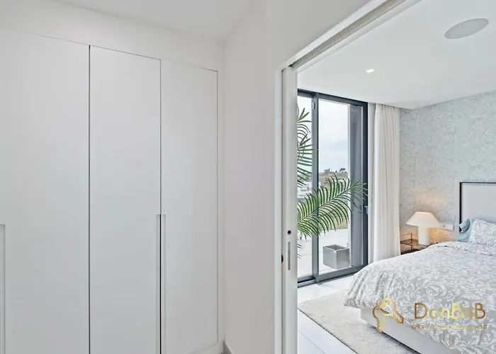 アパート Penthouse With A Private Pool And Sea View In フエンヒロラ