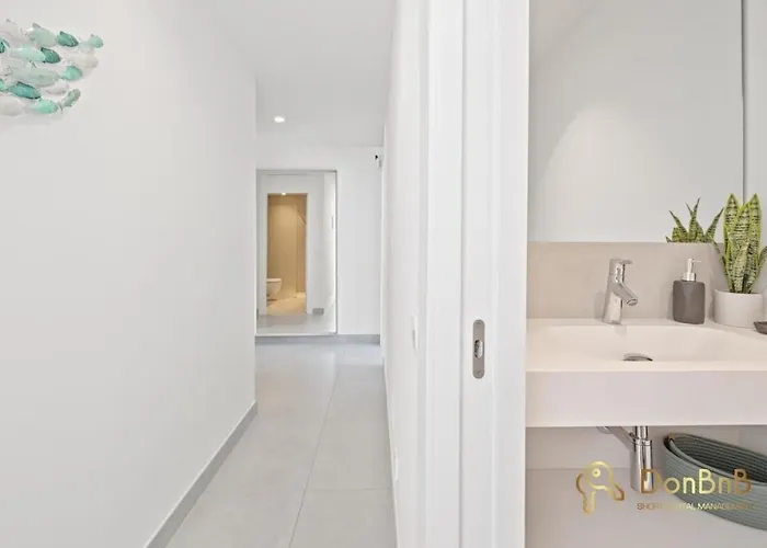 アパート Penthouse With A Private Pool And Sea View In フエンヒロラ