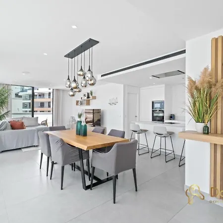 Penthouse With A Private Pool And Sea View In Апартаменти Фуенхірола