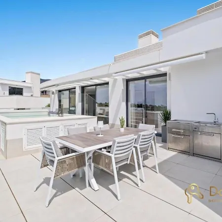 Penthouse With A Private Pool And Sea View In Lejlighed Fuengirola
